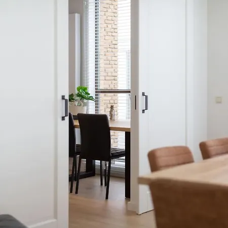Spacious 4-bedroom In Apartment *