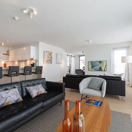 Spacious 4-bedroom In Apartment *